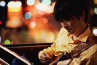 小沢健二、初のリリックビデオ「Official 魔法的字幕」を一挙に3曲公開