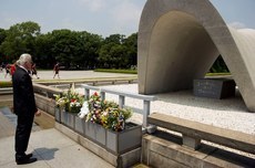 ジミー・ペイジが44年ぶりに広島を訪問、原爆慰霊碑に献花