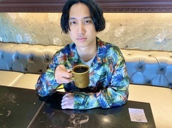 はっとりが次号JAPANに登場！ マカロニえんぴつの「10年目の春」について、コーヒーを飲みながら語ってくれました