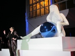 Lady Gaga最新作『アート・ポップ』発売記念NYで"ArtRave" パーティ＆ライブ映像