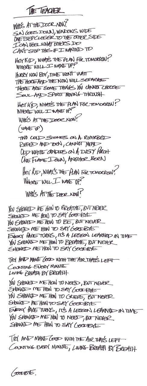 フー・ファイターズの新作リスニングが午前４時集合、日の出と同時に開催。しかし配布された歌詞カードでデイヴ・グロールのお母さんにも捧げられていることが判明。お母さんも亡くなくったのかもだ（涙）。